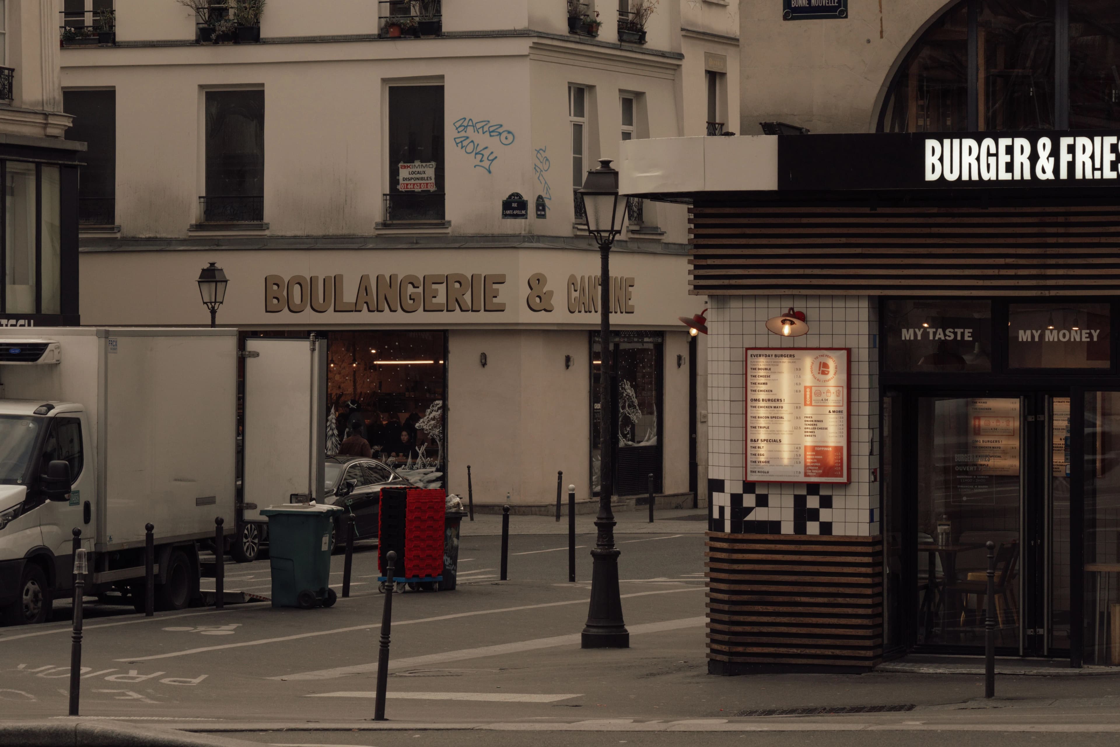 Commerces en rez-de-chaussée sous des logements, Paris