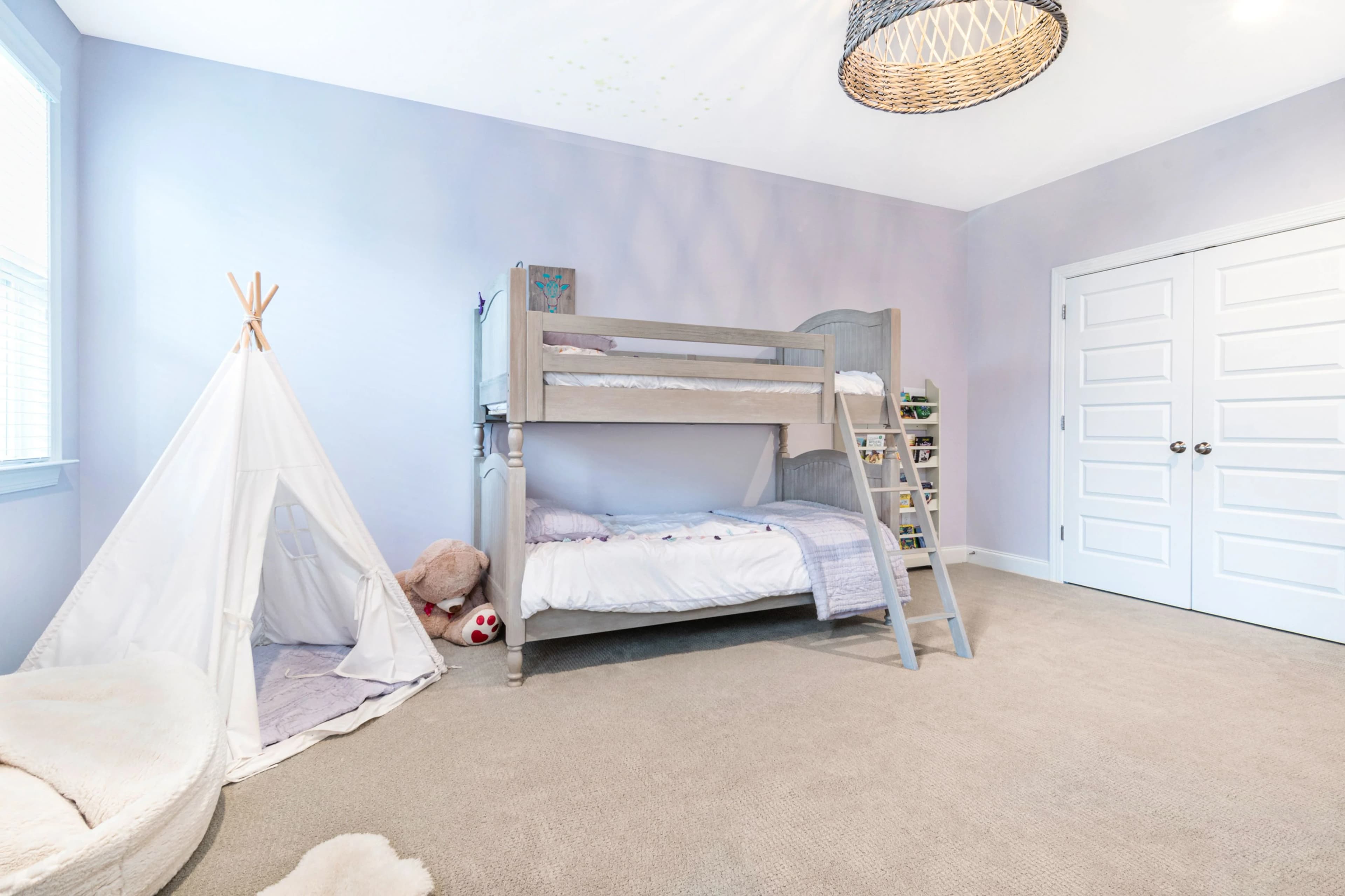 Chambre d'enfants équipée de lits superposés
