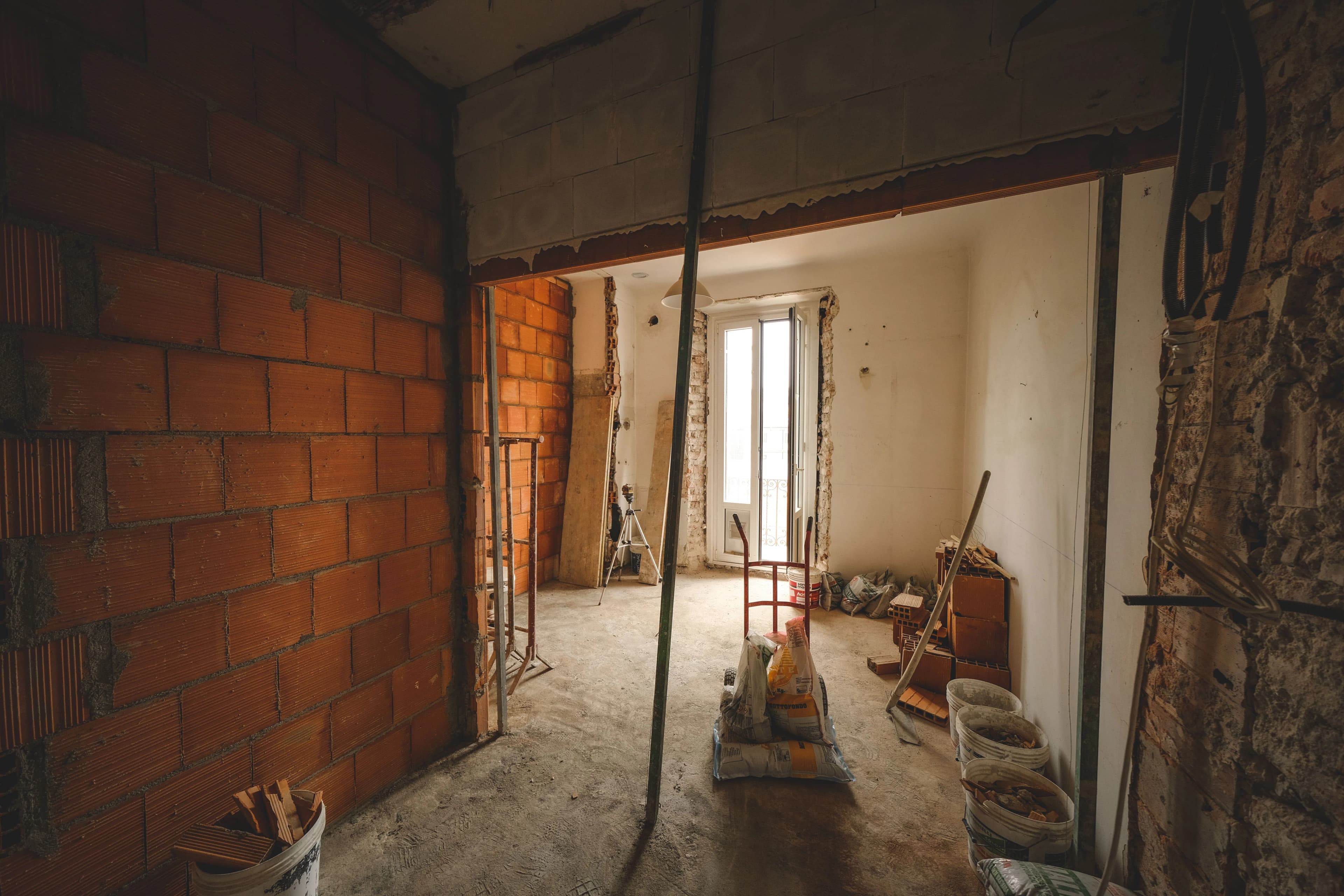 Ouverture créée dans un mur lors d'une rénovation