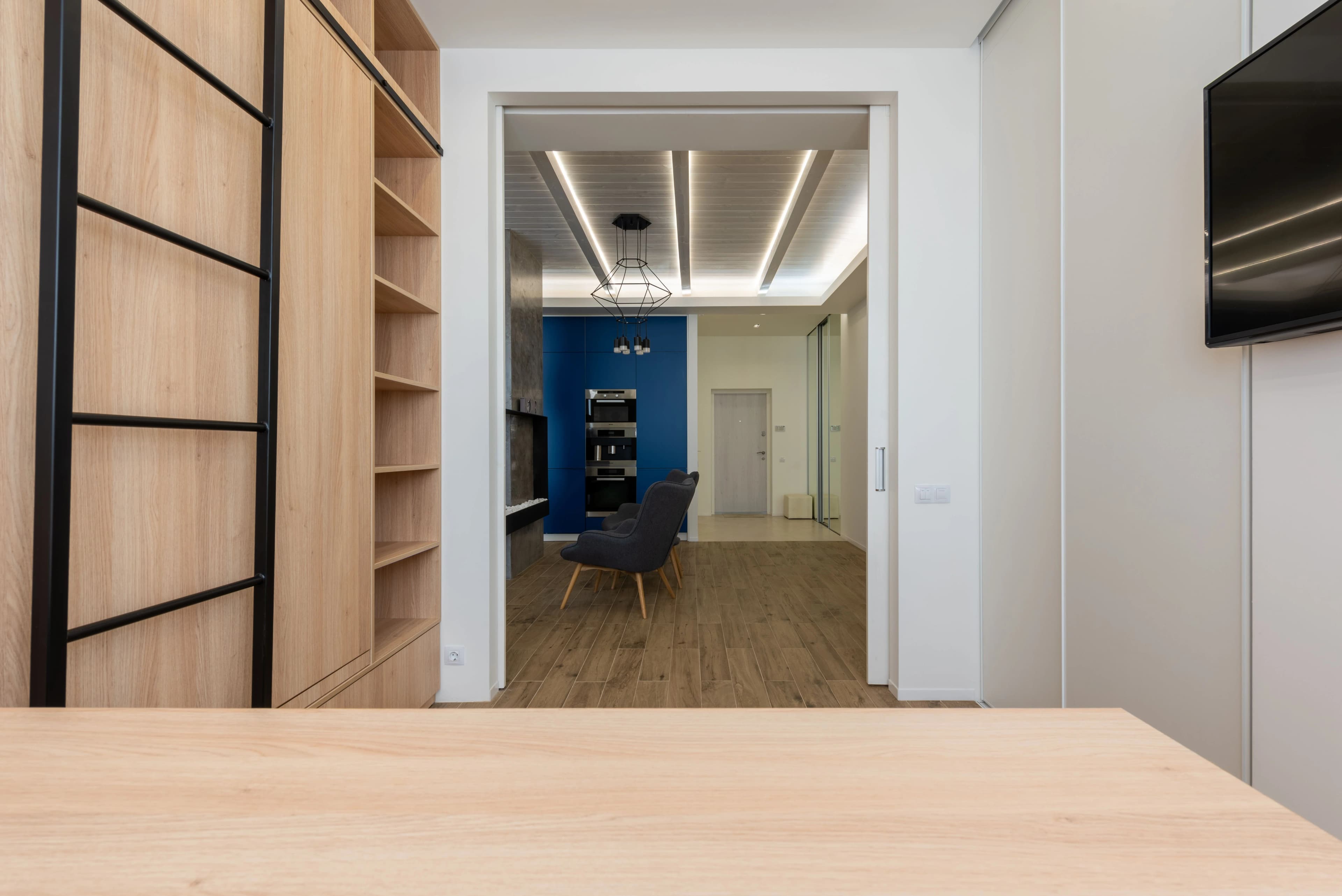 Embrasure séparant un bureau du reste du logement