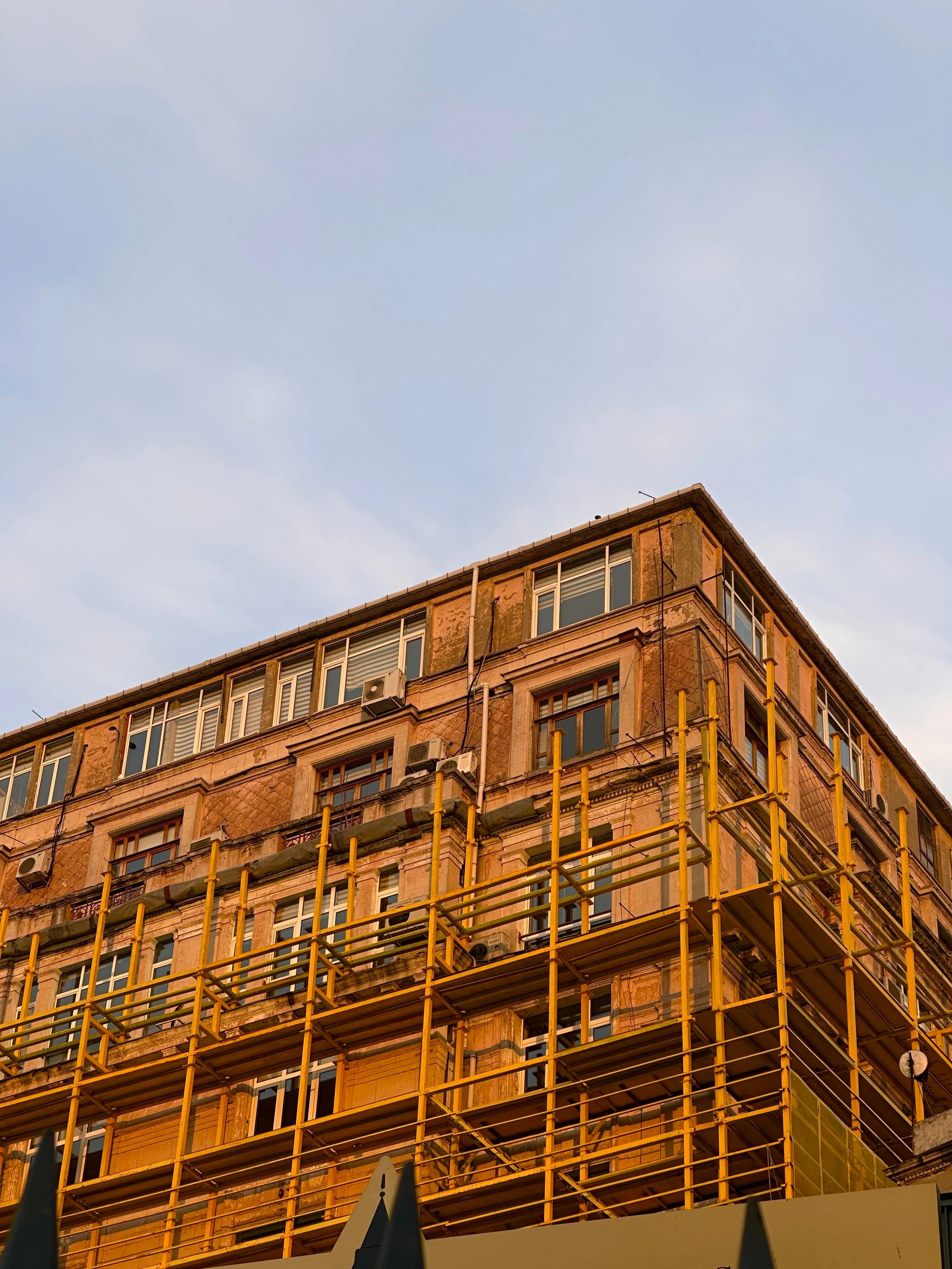 Immeuble d'habitation sous échafaudage de ravalement
