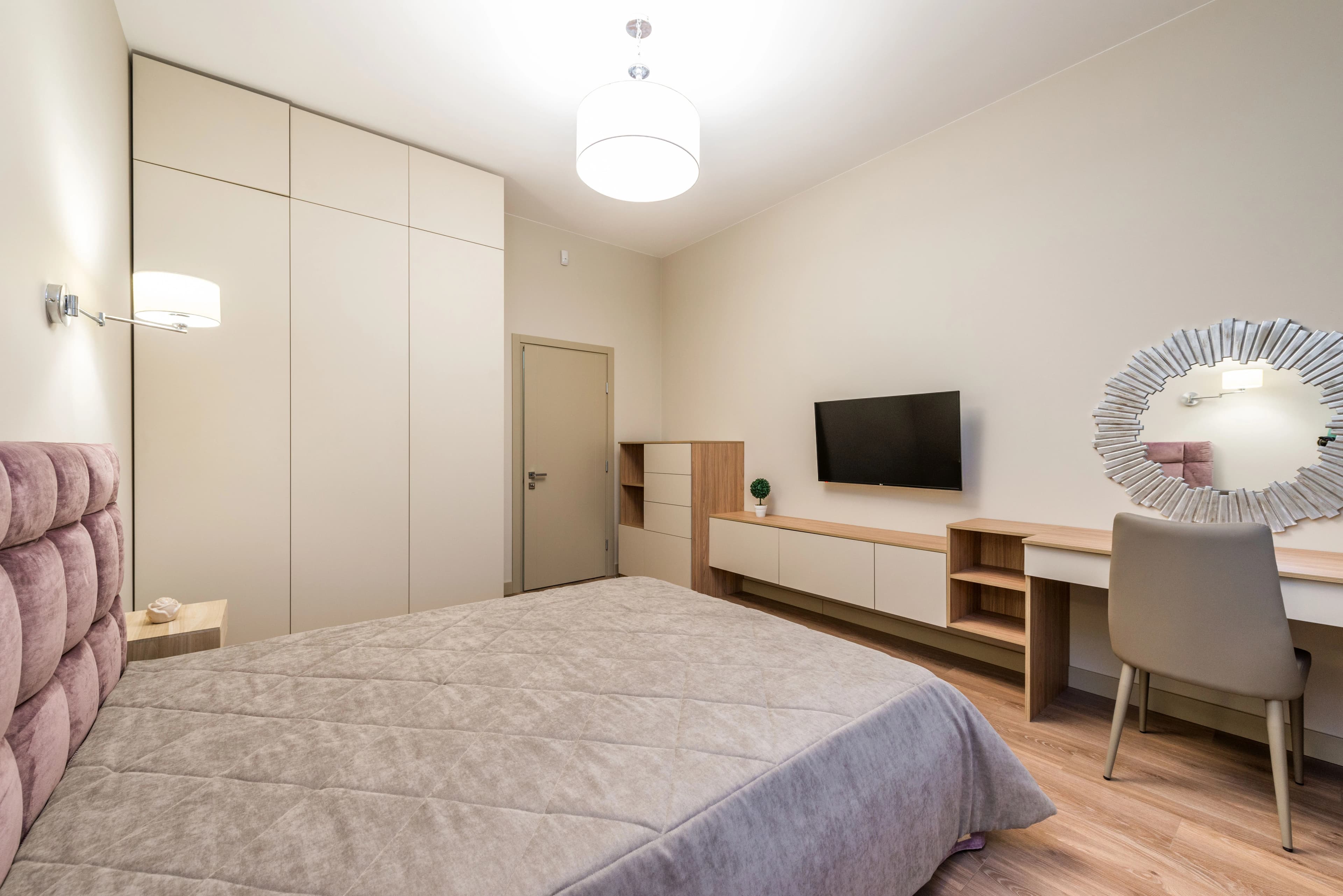 Chambre équipée d'un rangement intégré et d'un bureau