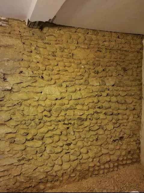 Mur ancien en pierre avant travaux d'isolation
