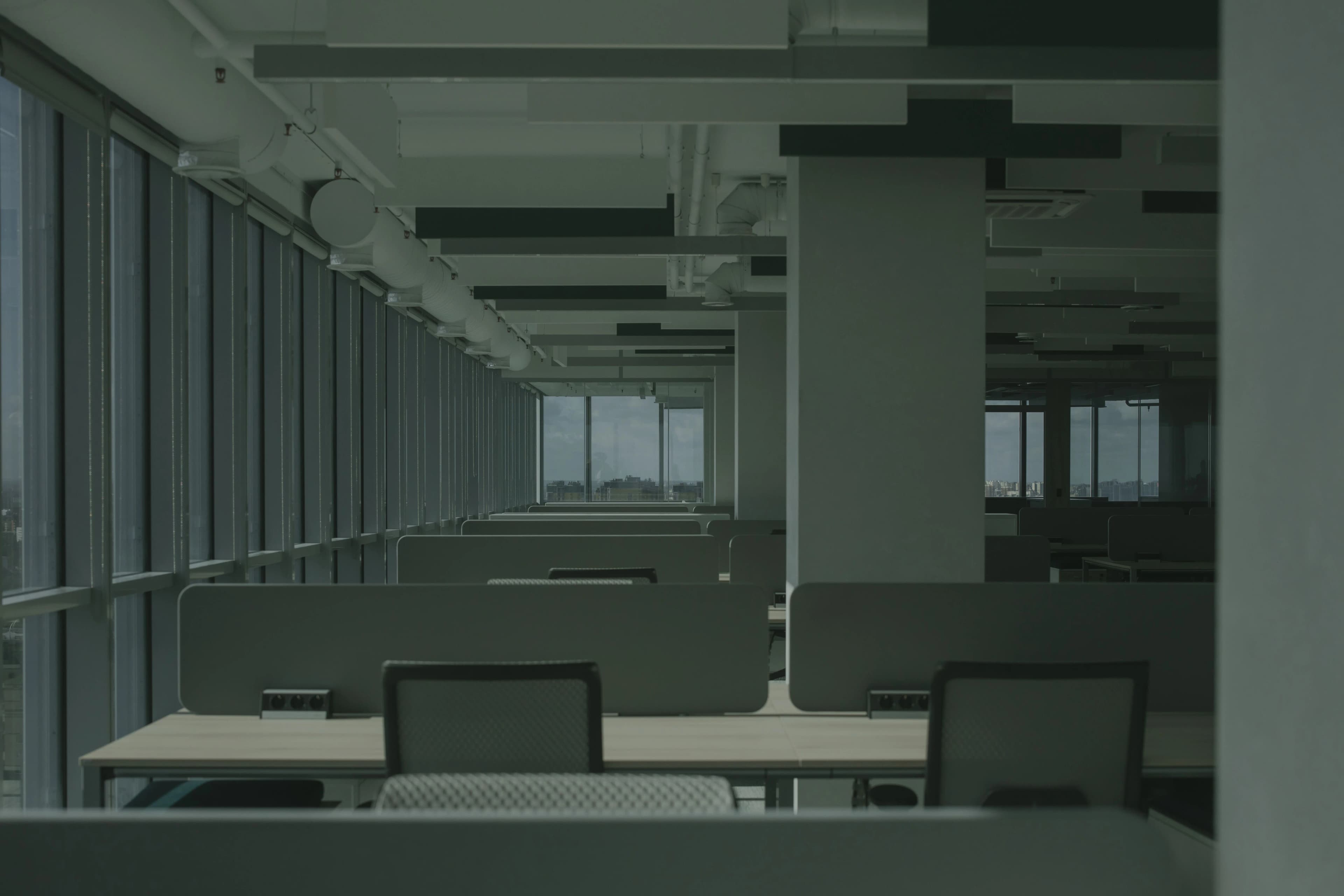 Plateau de bureaux vide avant transformation