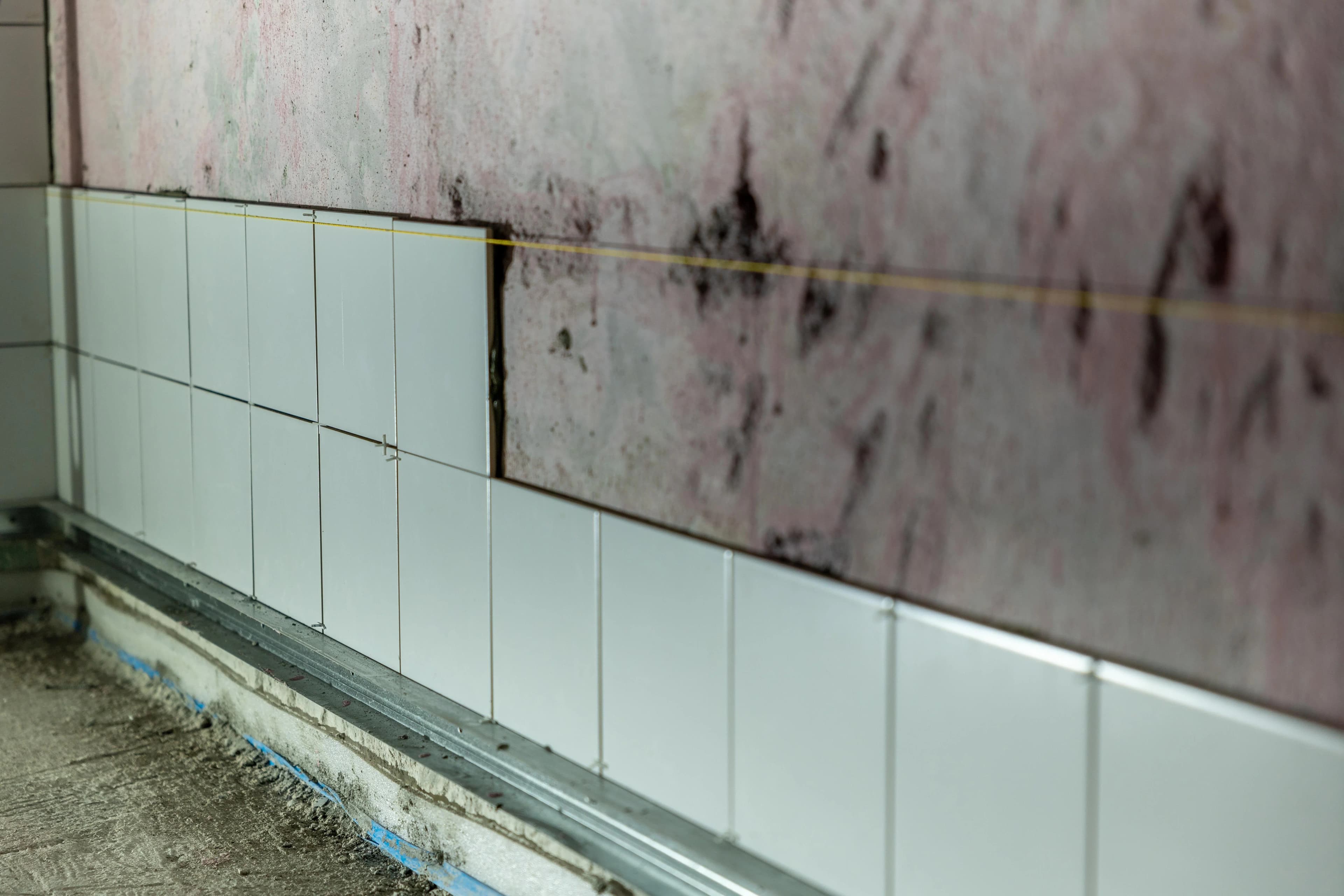 Pose de carrelage mural sur support préparé