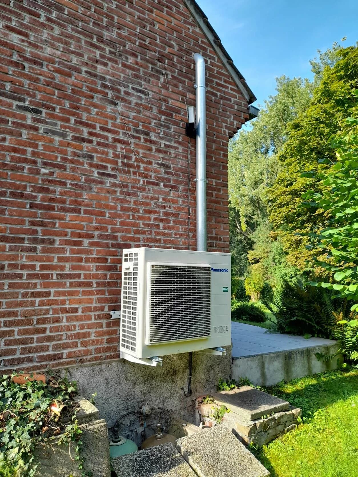 Pompe à chaleur installée en extérieur sur une maison