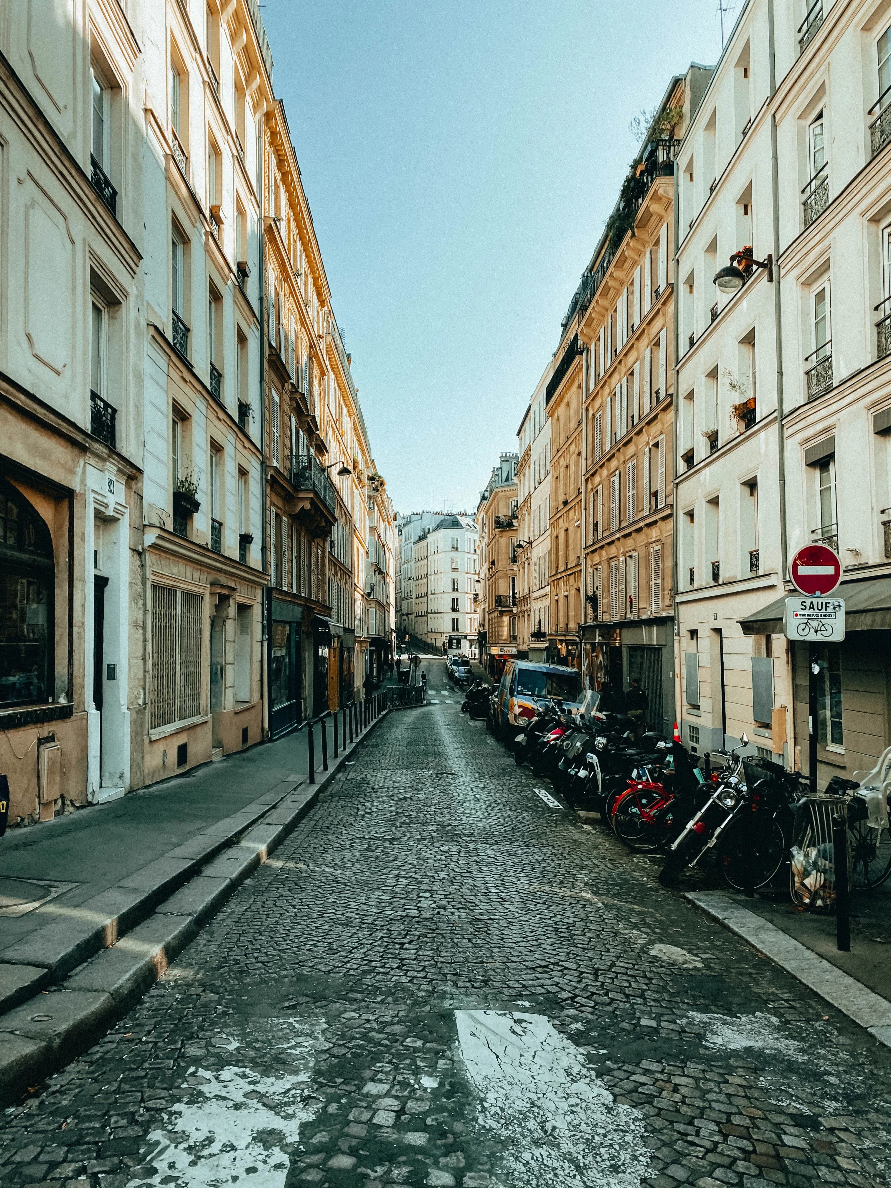 Rue étroite et pavée d'un quartier parisien ancien