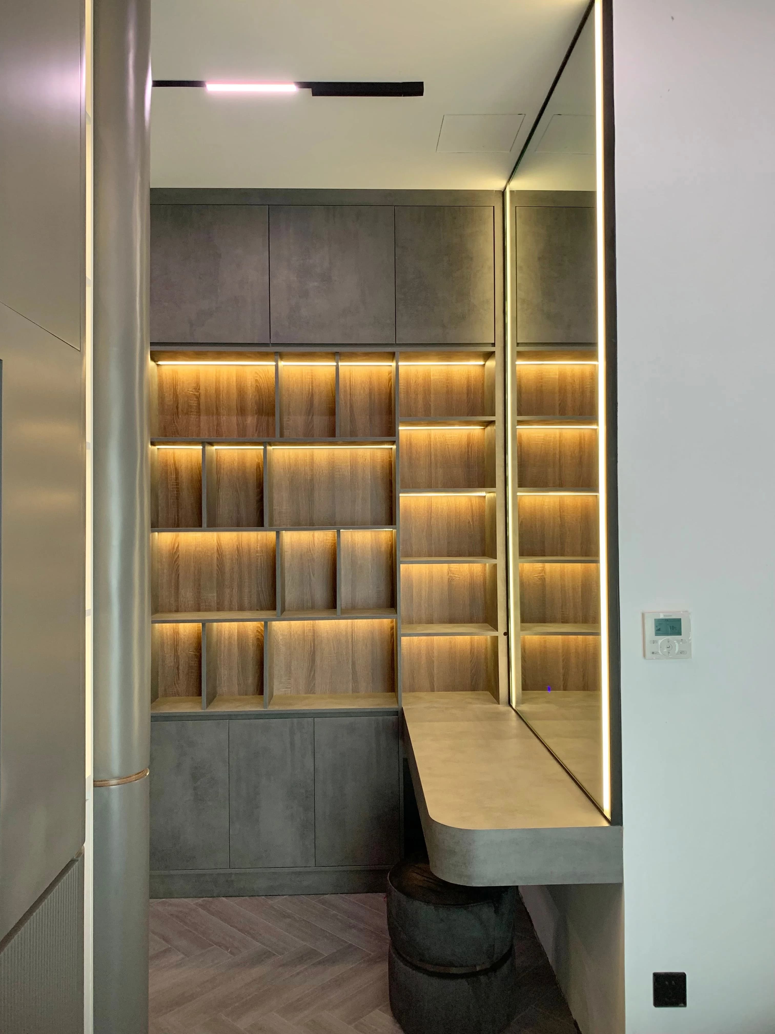 Niche sur mesure rétroéclairée dans un logement contemporain